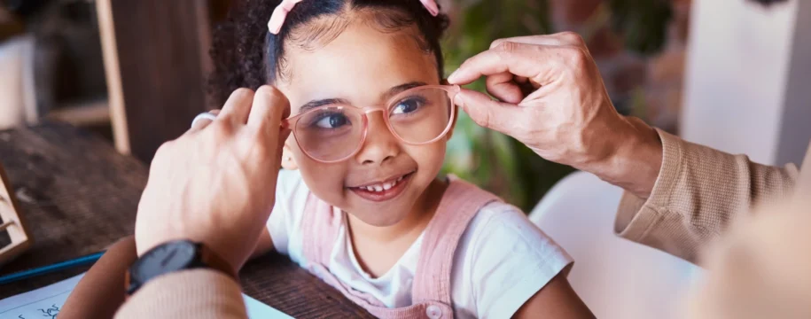 quand-les-copains-influencent-le-choix-de-lunettes-comprendre-la-pression-sociale-a-l-ecole