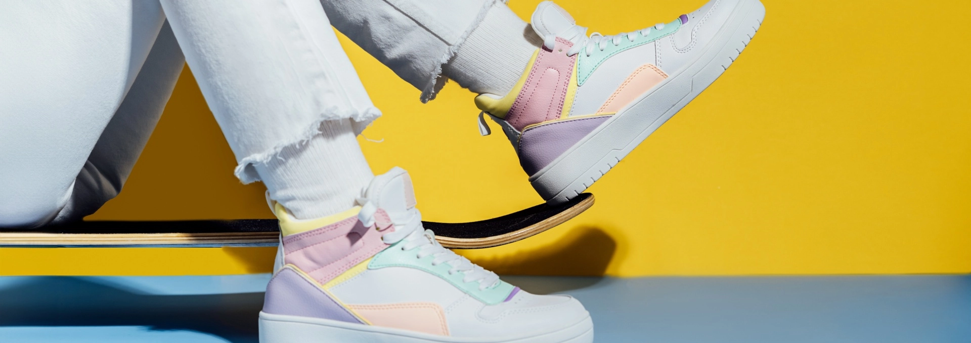 pourquoi-les-baskets-basses-sont-elles-plus-adaptees-a-la-mi-saison-que-les-baskets-montantes